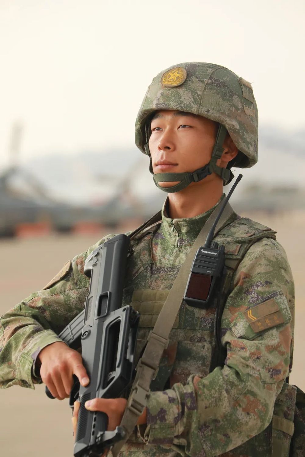 『最新軍裝揭秘，潮流與威嚴(yán)并存』